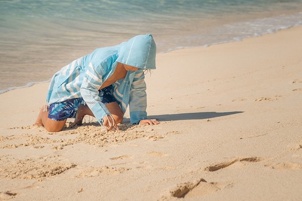 Arzi Kids Beach Robes digging for treasure